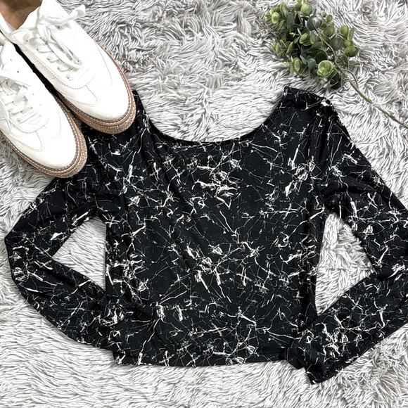 NWT Abound black and white marbled scoop back long sleeve cropped top size M - Picture 1 of 6